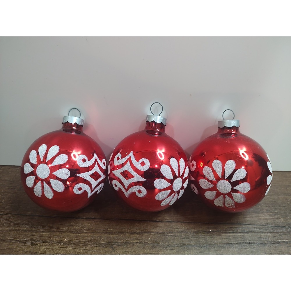 Red And White Glass Ball Christmas Ornaments Stencil Flower Flourish Made In USA